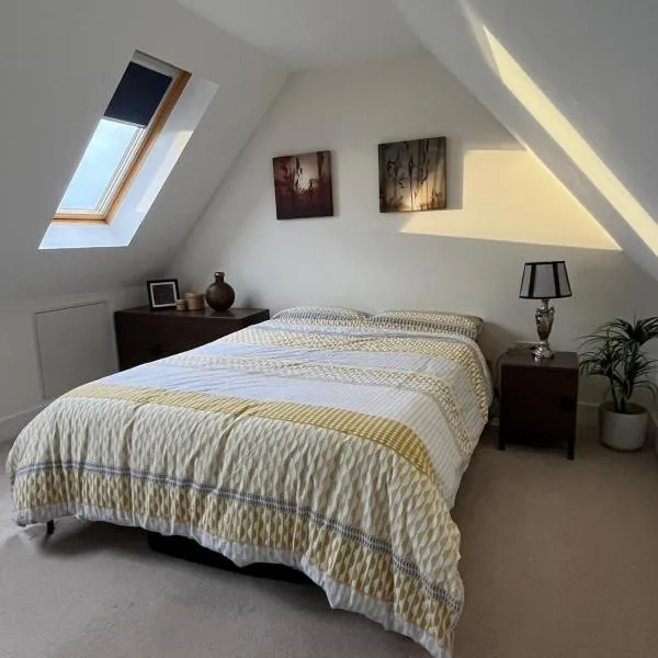 Modern Suite with a Queen Bed, Ensuite & Workspace, khách sạn ở Chelmsford