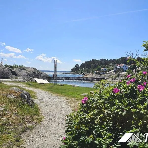 Apartment in Höviksnäs, 300 m from the sea with a view of the Tjörn Bridge SE09112 โรงแรมในHöviksnäs