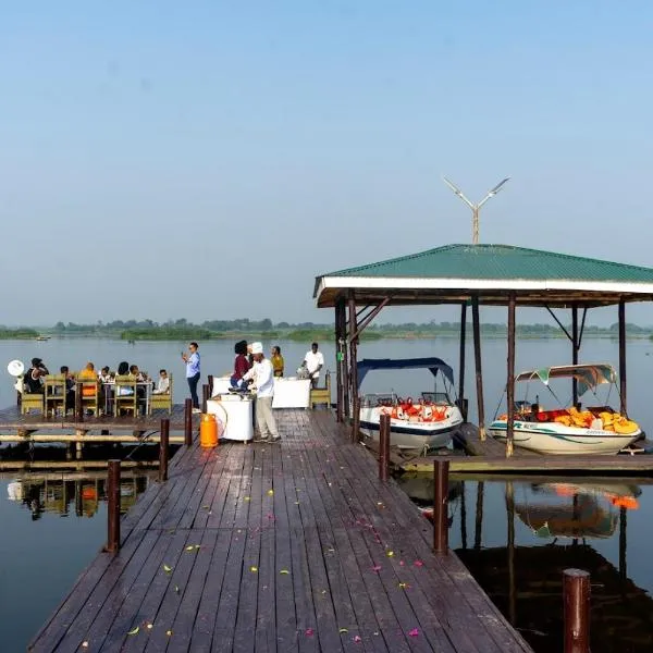 Natural Bamboo Lodge on River Nile Banks in Murchison Falls, hotel u gradu Pakwach East