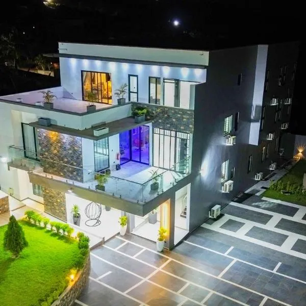 Luxury Bedroom Suites in Aburi with Pool & Jacuzzi, hotel u gradu Aburi