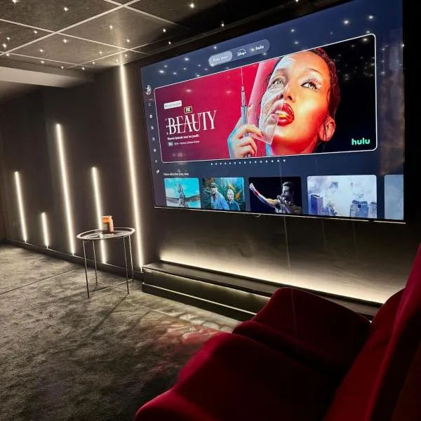 Les Coulisses - Cinéma Privé & Jeu de piste a 2 โรงแรมในรีอง