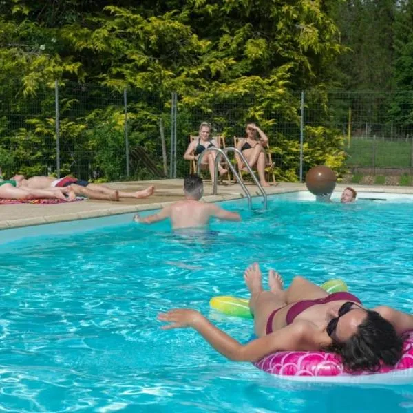 Camping nature 3 étoiles - au coeur des montagnes du Jura, hotel in Levier