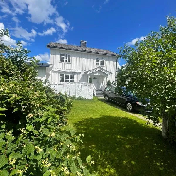 Familievennlig fritidsbolig i hjertet av Flå, perfekt for besøk i Bjørneparken, hotel u gradu Flo