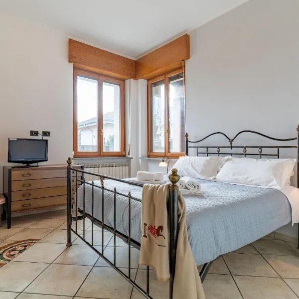 Casa Vacanza con cortile a 5 minuti da Malpensa, hotel a Cardano al Campo