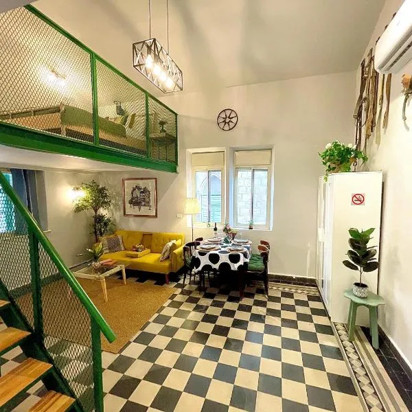Authentic Two-level apartments for 8 people, hotel en Haifa