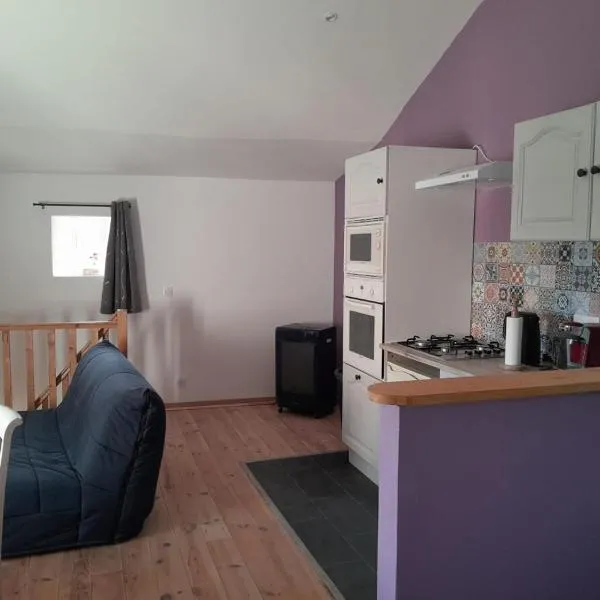 35 m2 independent studio, hôtel à Marillet