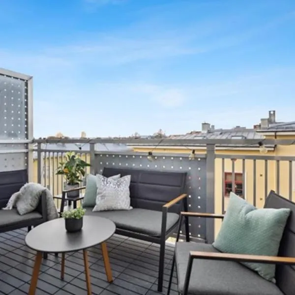 Modern 3 bedroom apartment - 4 minute walk from metro - top floor baclony view, hotel in Oslo