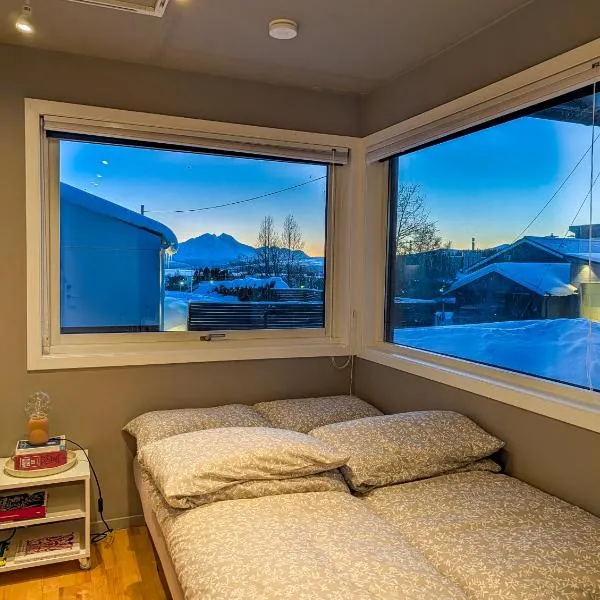 Private Studio with Bathroom and Kitchen, Central Location, ξενοδοχείο στο Τρόμσο