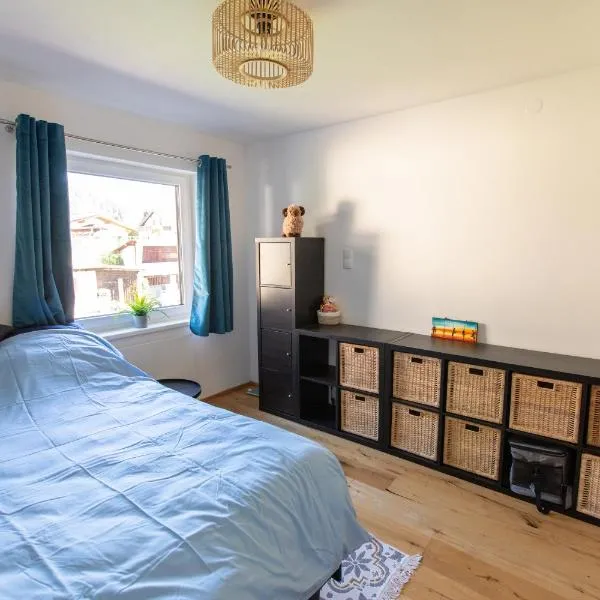 Viesnīca Gemütliches Gästezimmer mit gemeinsamer Küche, Wohnzimmer & Balkon pilsētā Nasereita