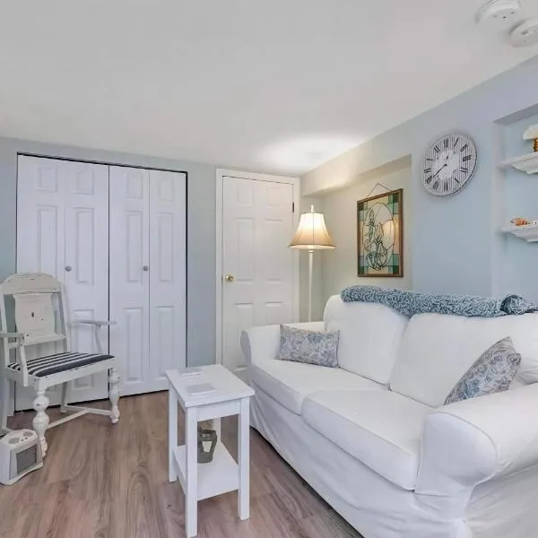 Quaint 1 bedroom lower suite in Victoria, BC, hotel v destinácii Victoria