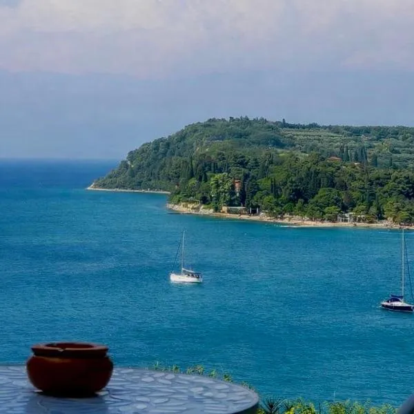 Villa Yadranka with Sea view, viešbutis mieste Strunjan