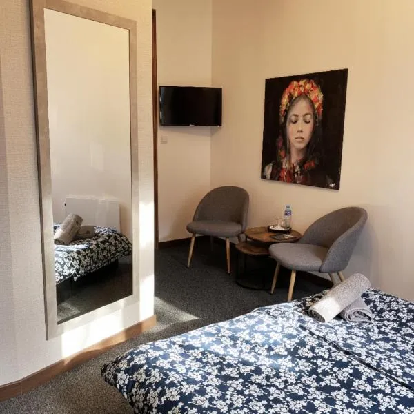 Topolove Rooms & Apartments، فندق في كراكوف