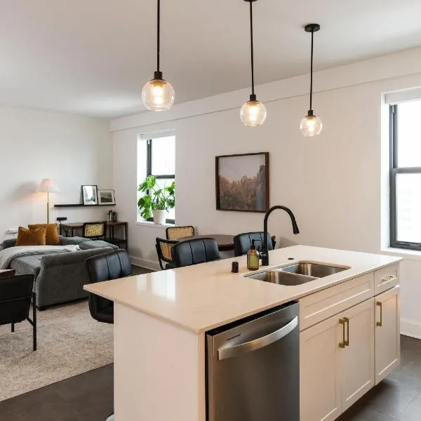 Luxury Downtown Apt with Parking, Gym, and Lap Pool · Sleeps 4-5, hotel i Milwaukee