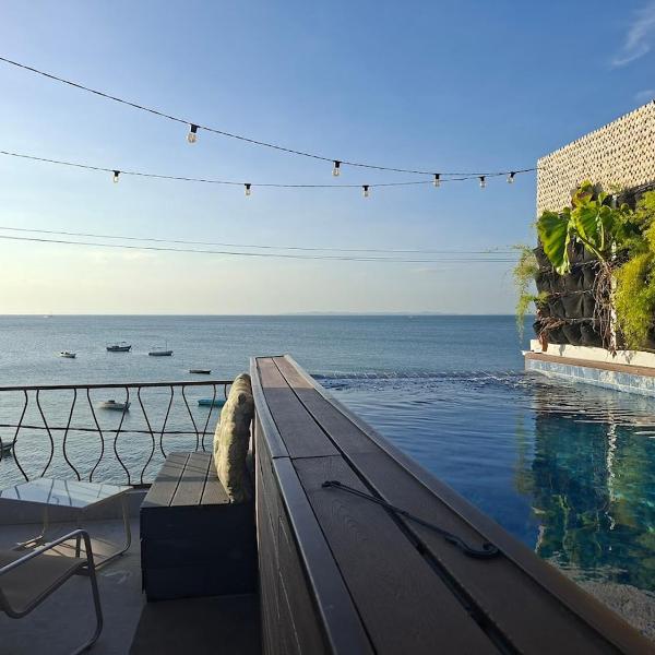Apartamento beira-mar com piscina privativa