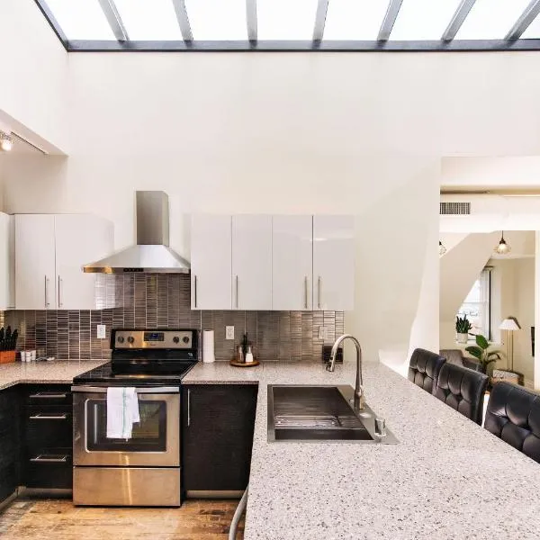 Downtown Luxury 2BR Penthouse Apt, Hotel in Milwaukee