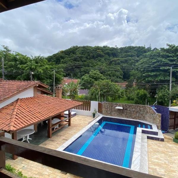 Casa em condomínio com piscina na Prainha