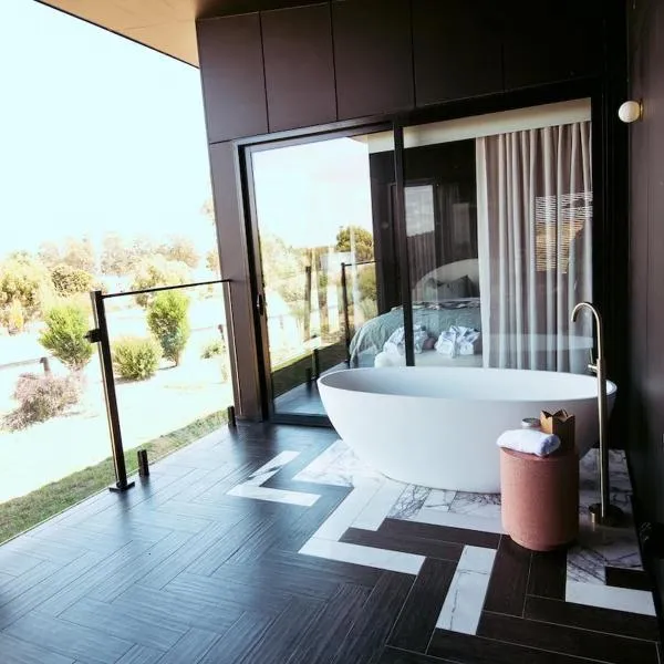 Wherewithal Luxury Suites, מלון בCarlton