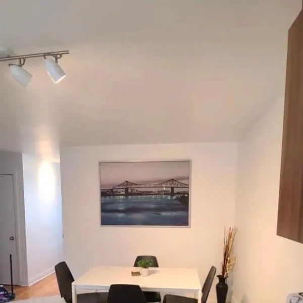 Private rooms in shared appartment, hotell i Montréal