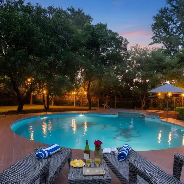 StayVista at Estate 10 by GTV Estate Luxury Private Pool Villa in Delhi, hotel Dera Māndi városában