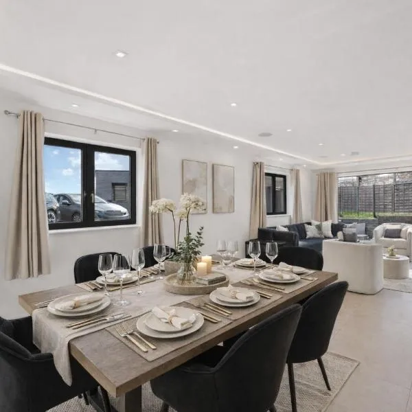 Exquisite 4BR Designer Home with Smart Features, Free Parking & SkyStream - Sleeps Up To 10 in Gerrards Cross SL9, Hotel in Gerrards Cross