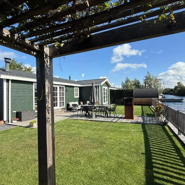 NEW - Private Residence with Sauna - on a lake near Amsterdam, hotel sa Vinkeveen