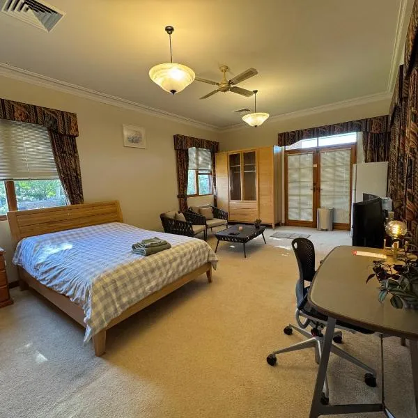 Spacious-Cozy Oversized Room in Leafy Strathfield, hotel u Sydneyju