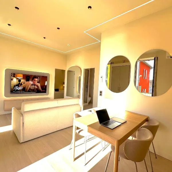 NEW - MONACO - MENTON - SEA VIEW - PREMIUM LOCATION - 2 BEDROOMS- LUXURY RENOVATED - PARKING - CLIM - BALCONY - BEAcH and SUN, viešbutis Mentone