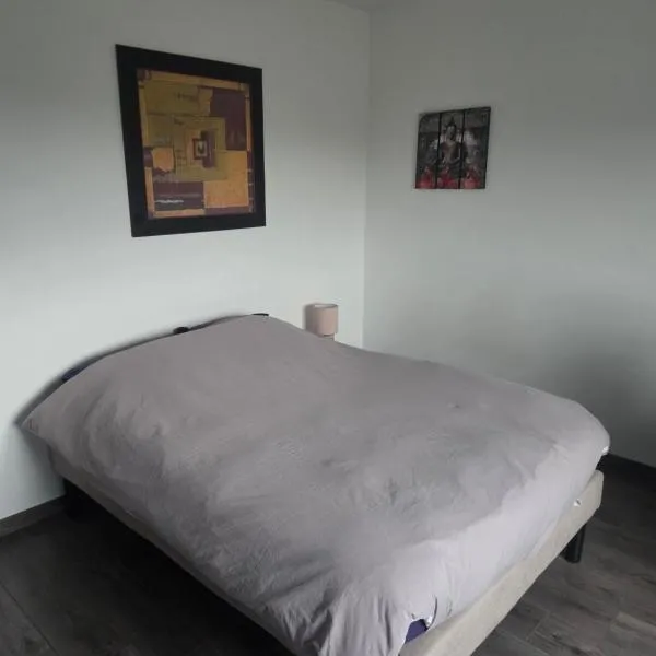 Belle chambre lumineuse avec bureau dans une maison spatieuse, готель у місті Voellerdingen