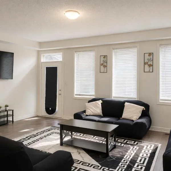 2024 Built 3-Bedroom Cambridge Townhome with Free Parking, WiFi, Full Kitchen, Laundry & Foosball - 8 Mins to African Lion Safari - Great for Families, Groups & Work Stays!, hotelli kohteessa Cambridge