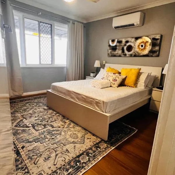 Perth Airport 2 Bedroom duplex unit 216B Fisher St, hotel in Perth