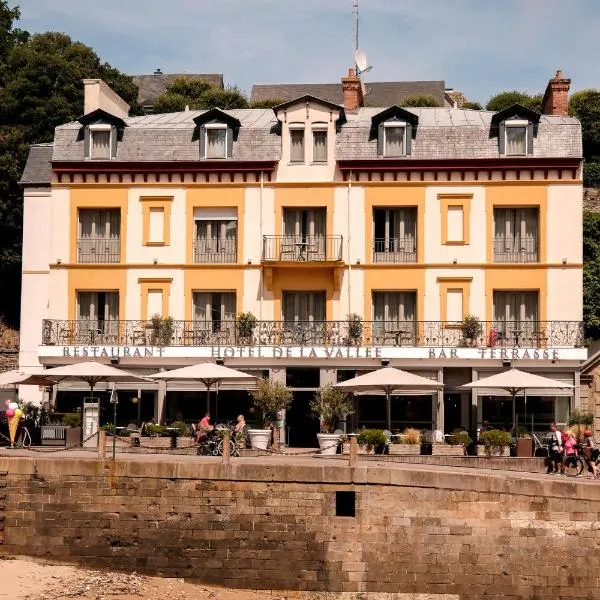 Hôtel De La Vallée، فندق في دينارد