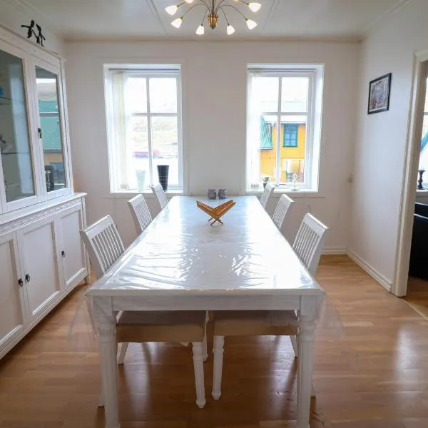 Spacious 3-Bedroom Apartment with Comfy Beds in Central Vágur, Island of Suðuroy, מלון בVágur
