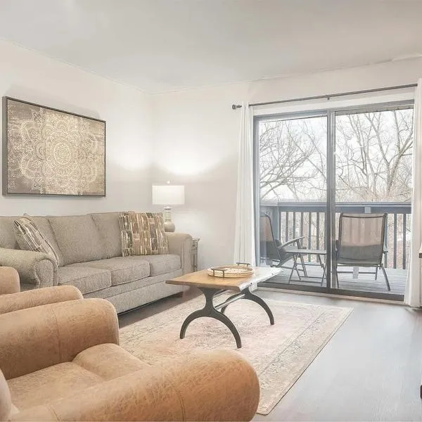 Ozark Mountain Retreat, Family Condo with Resort Amenities、ブランソンのホテル