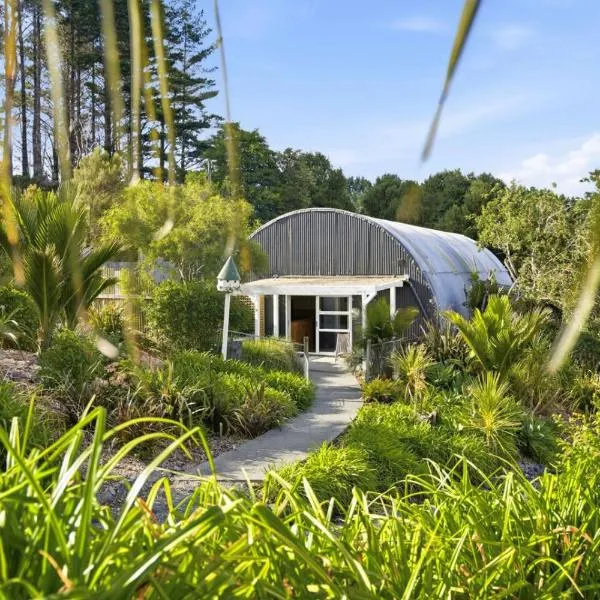Chic Converted Barn in Matakana with Spa, hotel in Big Omaha