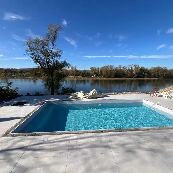 Vikendica Drina Hill sa bazenom Loznica, отель в городе Лозница