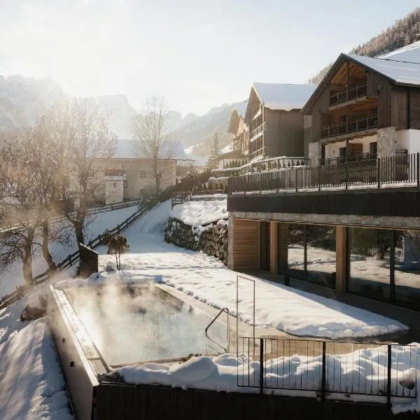 Les Dolomites Mountain Lodges, hotel a San Martino in Badia