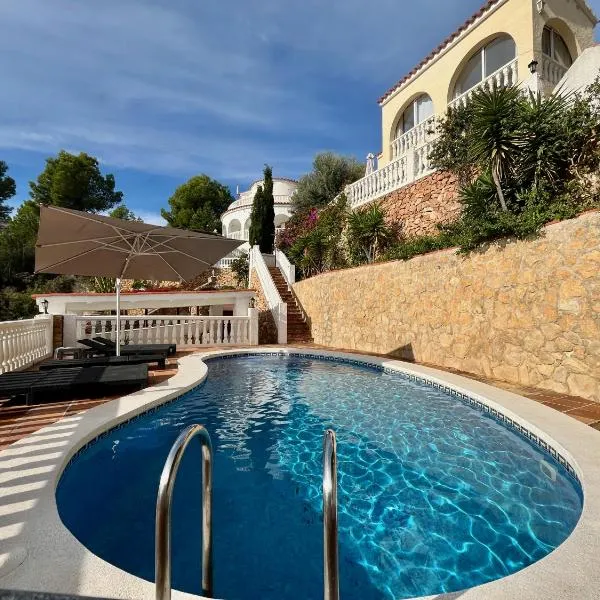 Chalet con piscina y vistas en Urb Marcolina, Alcocéber, hotel u gradu Alkosebre