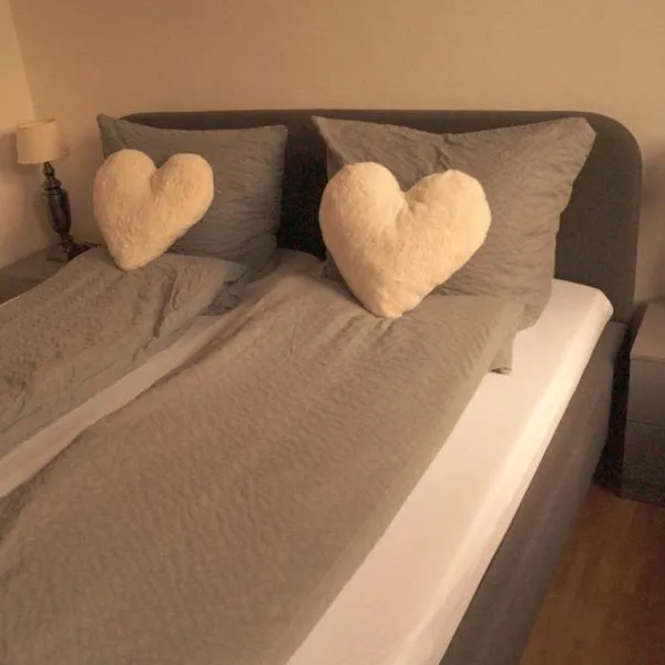 NEUE 50qm 2 Zimmer bis 3 Personen Gern mit Hund Grosser Garten, hotel din Friedrichskoog