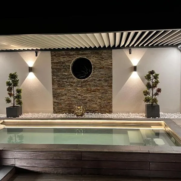 Mini Villa d'Exception avec Piscine Jacuzzi Sauna et Home Cinema Privés – hotel w mieście La Baule-Escoublac