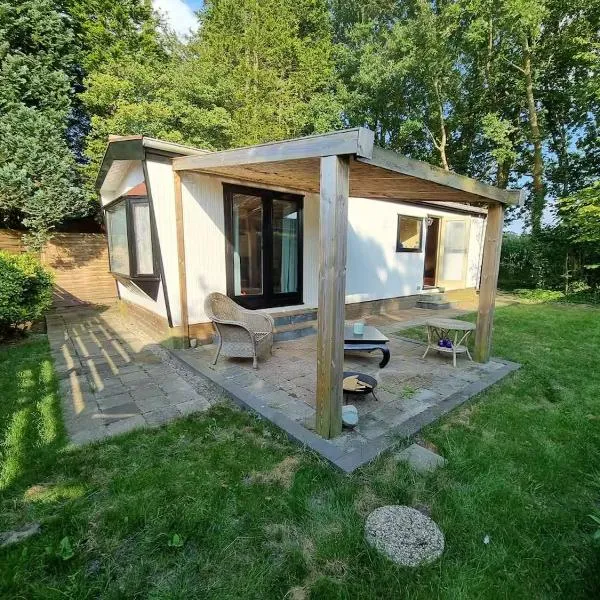 Escape to nature! Cozy and authentic chalet on park，位于安卢的酒店