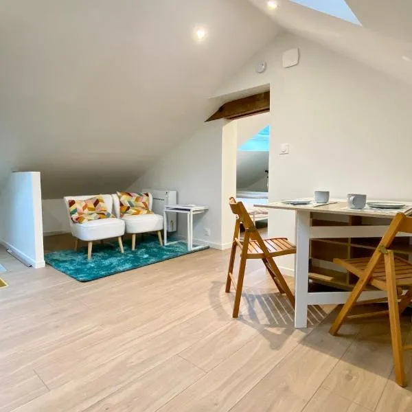 Charmant studio neuf sous les toits – hotel w mieście Montbazon