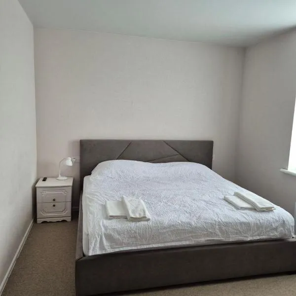 Гостьовий Будинок Апартаменти в тихому центральному районі електрична Сауна працює за графіком відключення світла черга 1-1 Опалення та гаряча вода 24-7 ЗВІТНА ДОКУМЕНТАЦІЯ ДЛЯ ВІДРЯДЖЕННЯ，波爾塔瓦的飯店