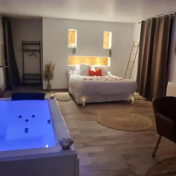 suite avec jacuzzi et jardin privatif love room de luxe Paris idéal Saint Valentin, hotel i Saint-Prix