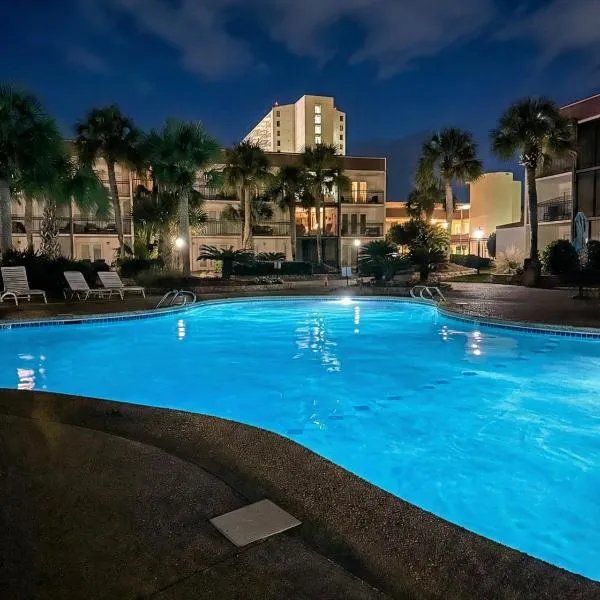 Resort-Style Condo with Pool, Walk to Beach, ξενοδοχείο σε Biloxi