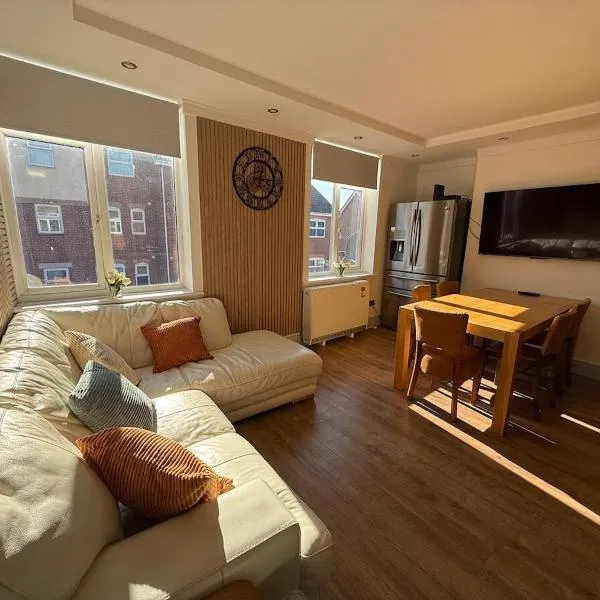 Spacious 4BR for Contractors, Groups, Families, hotell i Bournemouth