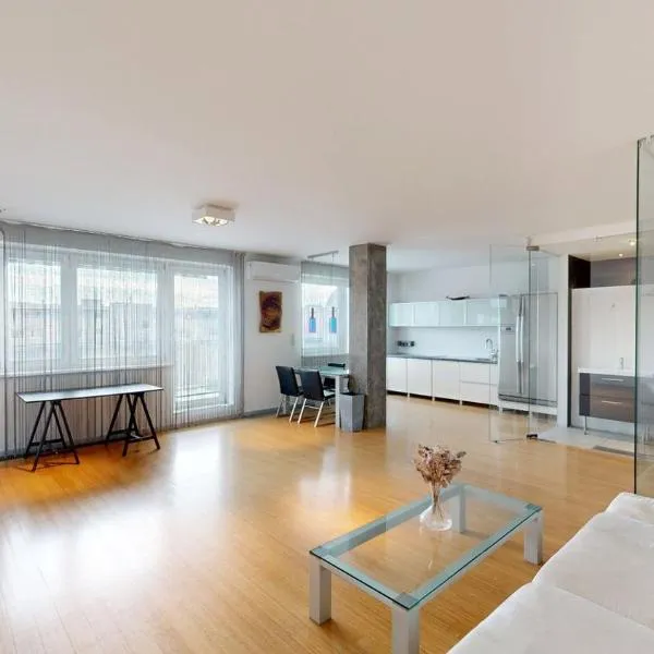 Modern Top Floor Loft, Private Terrace, Near Center & Free Parking, viešbutis mieste Trnávka