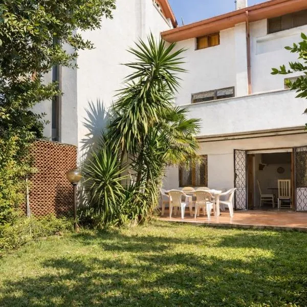 Villa summertime walking distance from the sea with garden, Hotel in Fregene