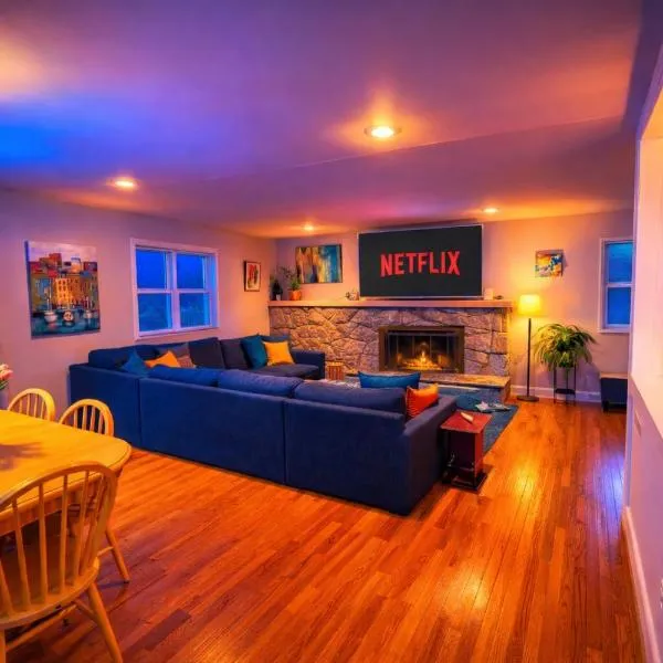 Large Private Ranch - Master Bedroom Suite with King Bed and private Bathroom - Fenced Yard - Pets & Kids Welcome - Pool Table, hotel di Columbus