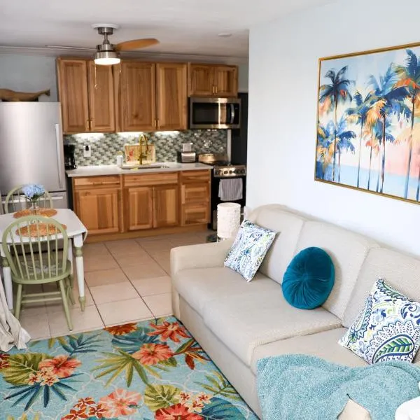 Cozy Beach Getaway with Bikes included!, hotel a St Pete Beach