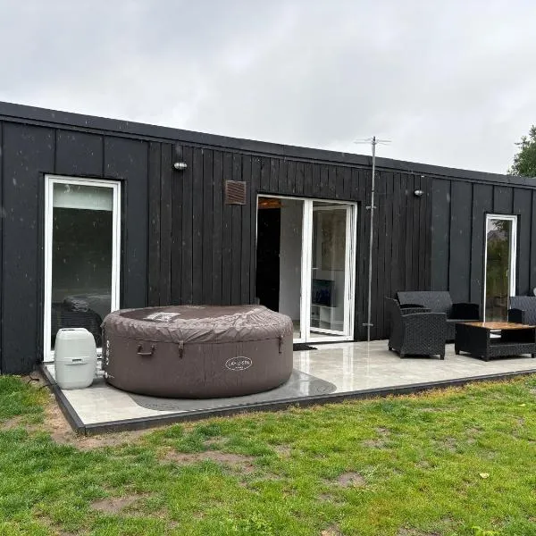 Domek nad Strugą przy stawach 10 km od Warszawy" Jacuzzi na zamówienie", ξενοδοχείο σε Halinow